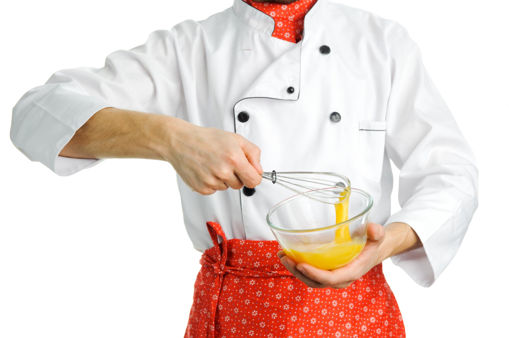 Chef che mescola una salsa in cucina moderna