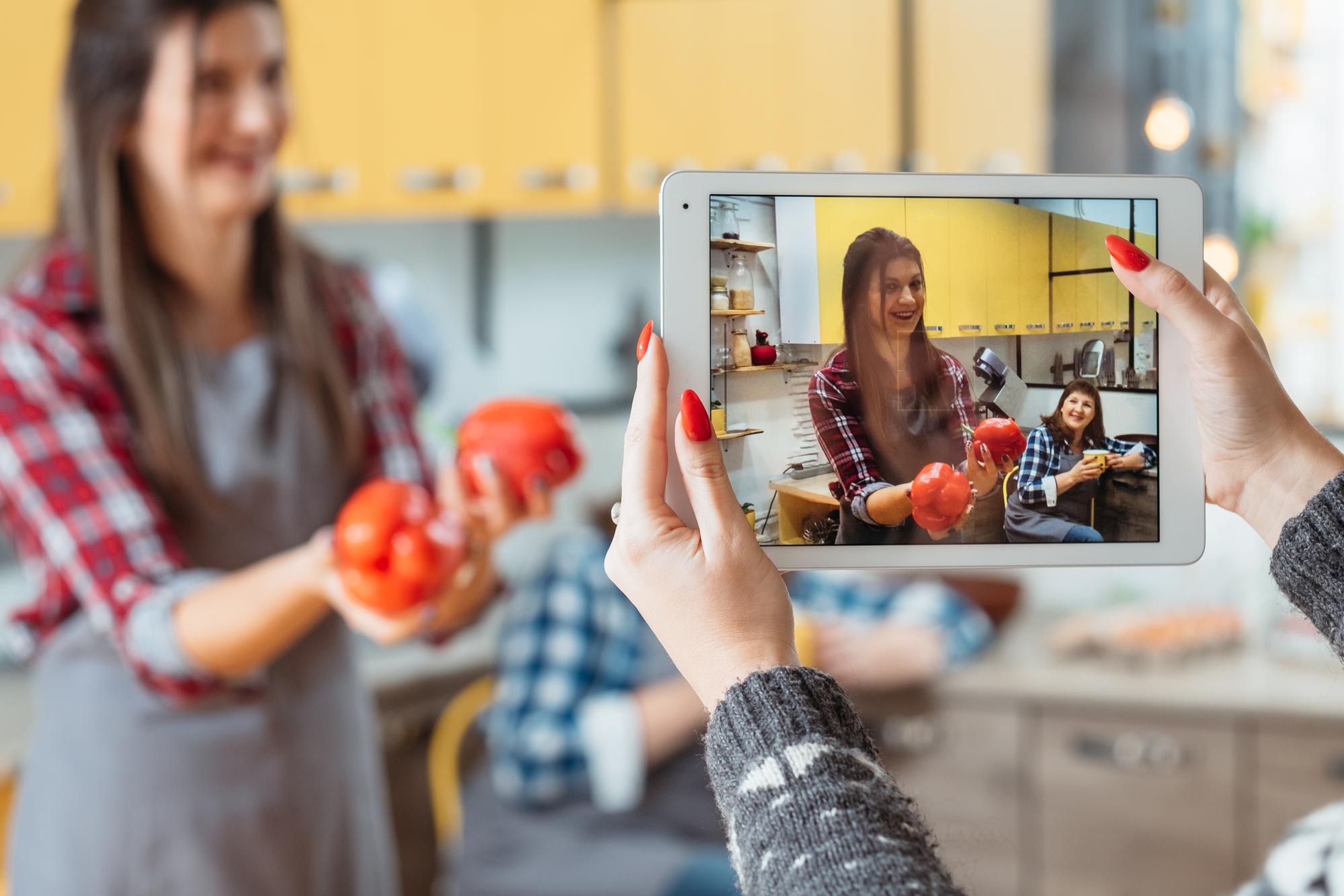 Schermo con lezione di cucina in riproduzione
